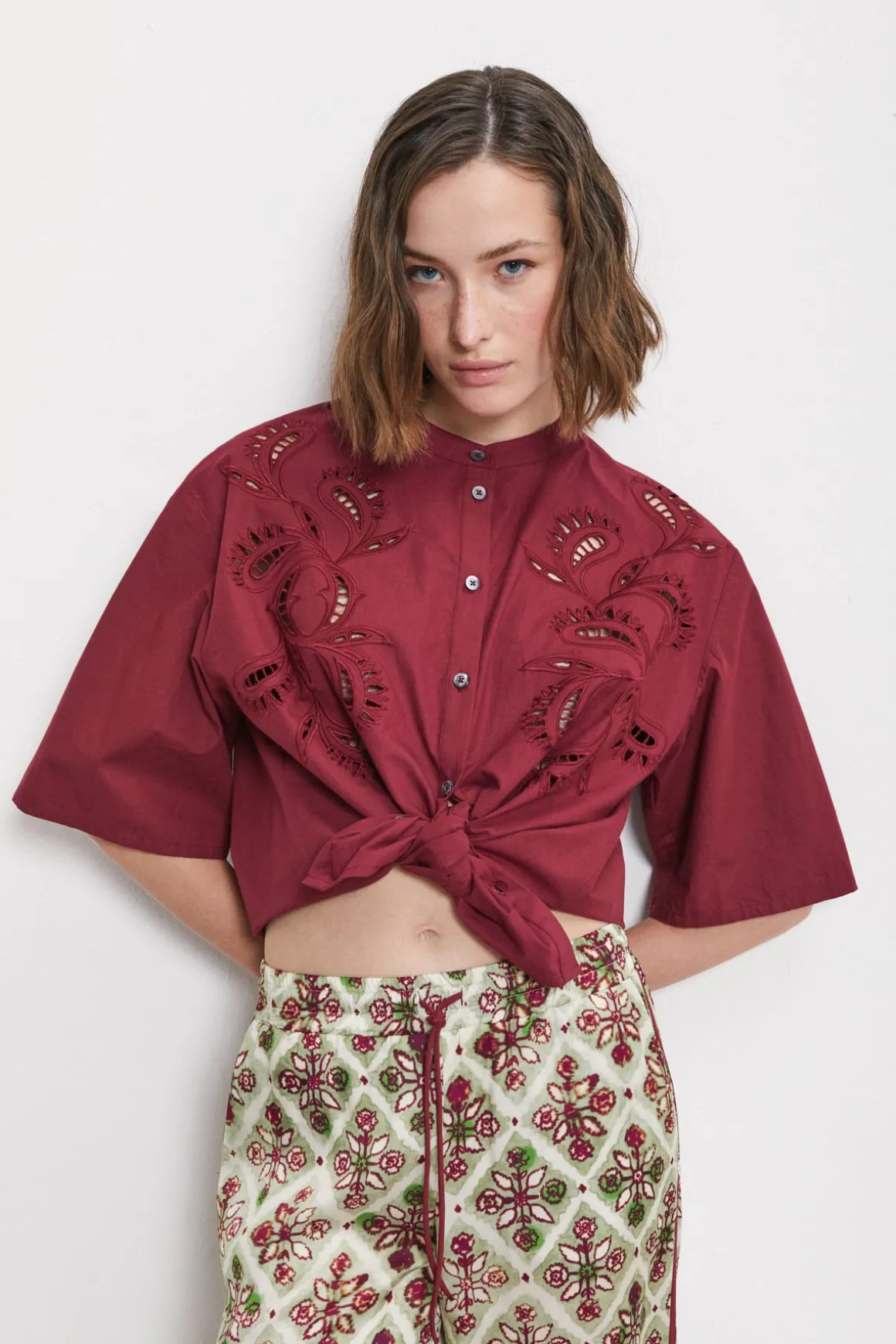 Blouse en coton avec broderie à oeillets