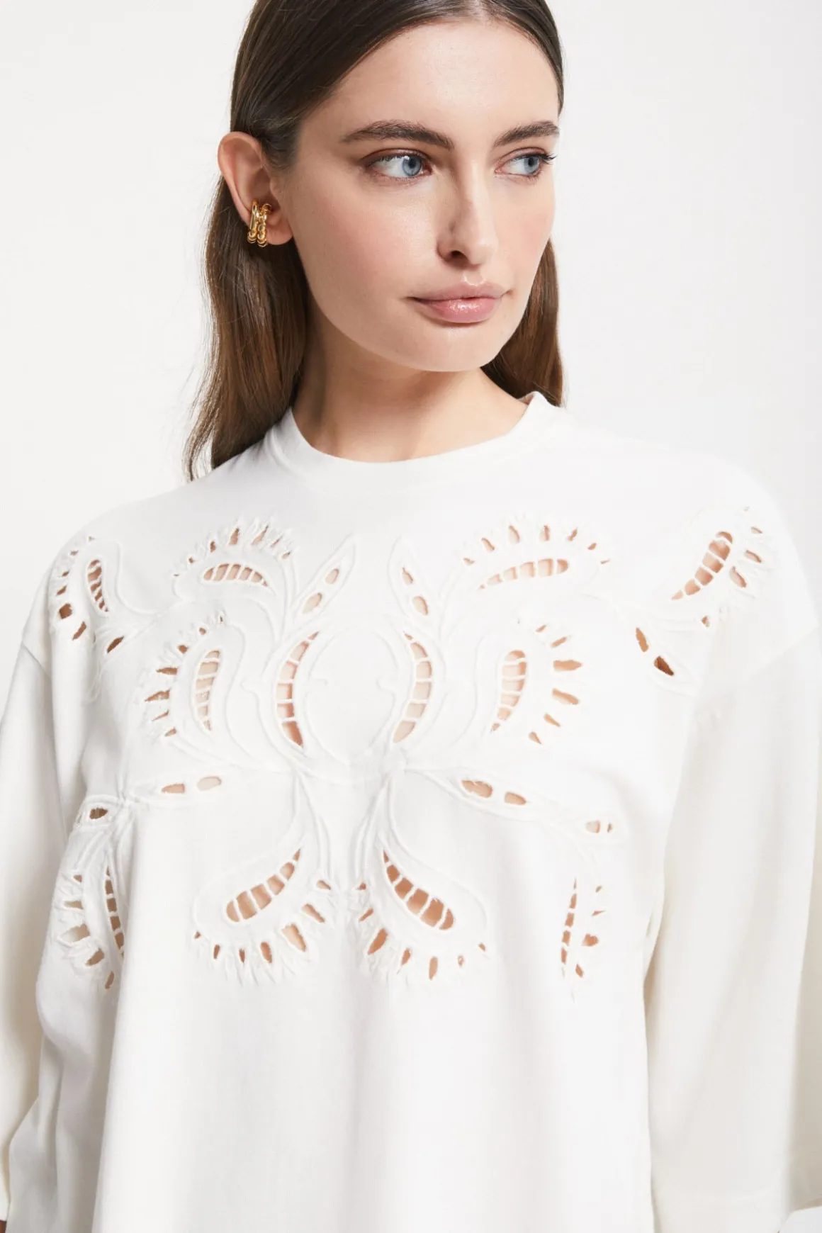 Blouse en coton avec broderie à oeillets