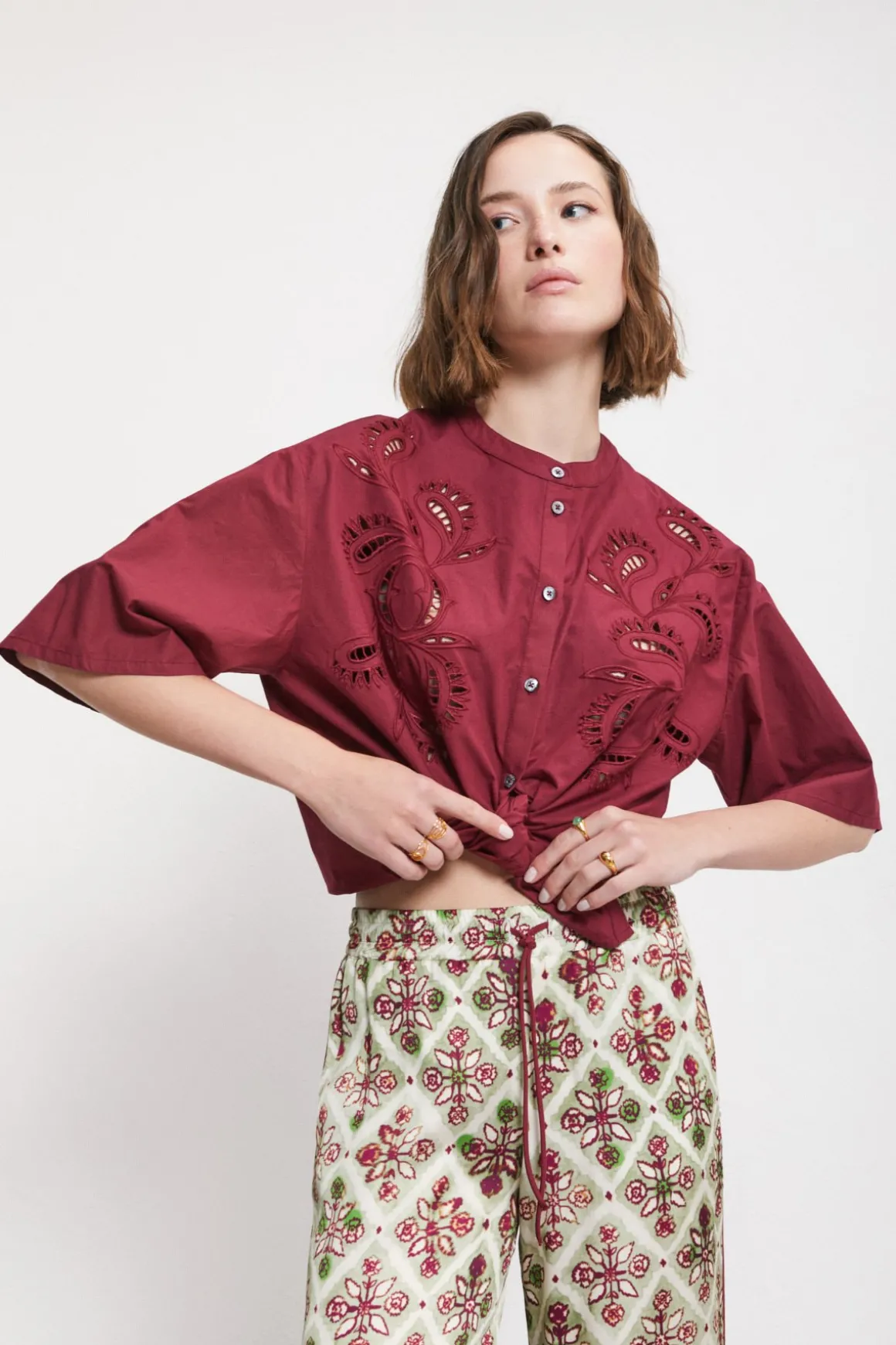 Blouse en coton avec broderie à oeillets