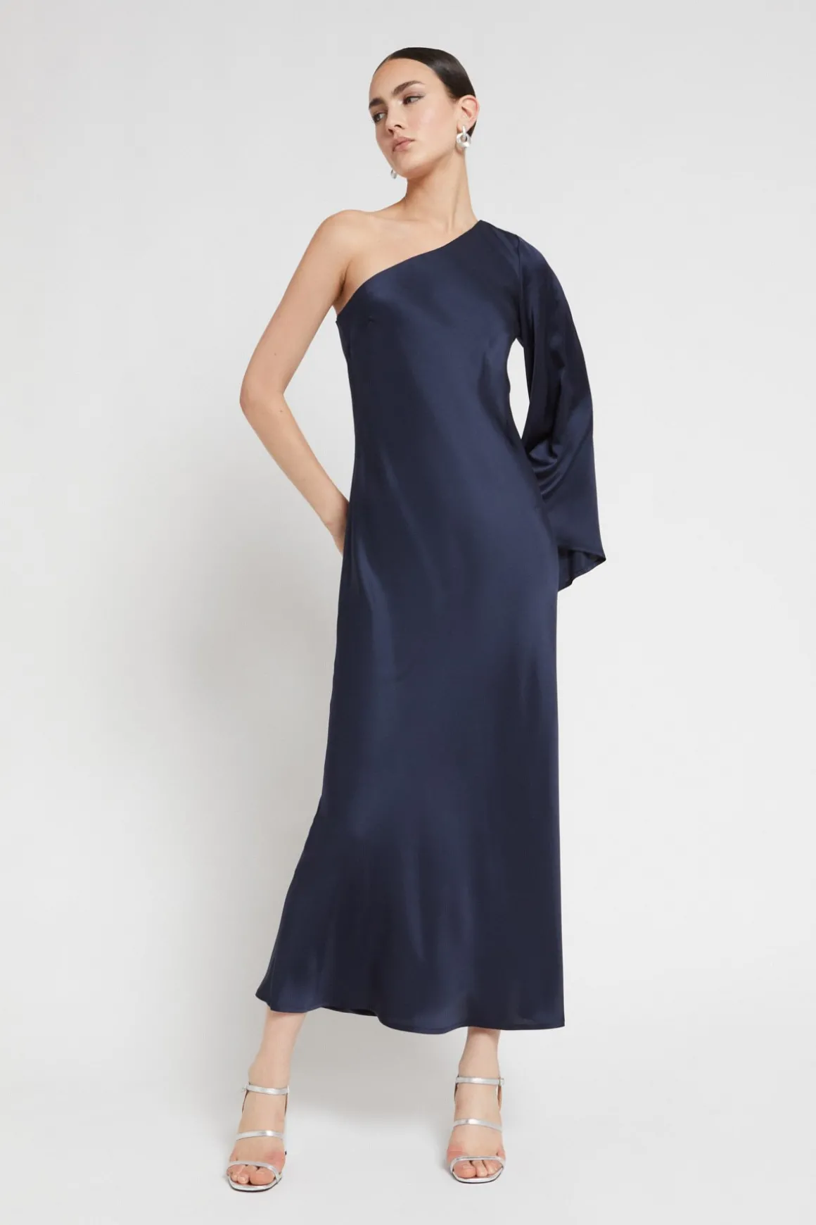 Robe longue en viscose avec épaules asymétriques