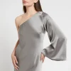 Robe longue en viscose avec épaules asymétriques