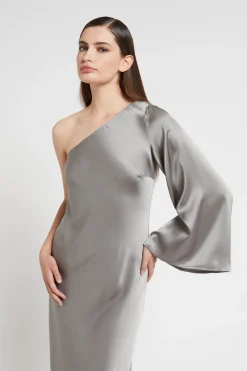 Robe longue en viscose avec épaules asymétriques