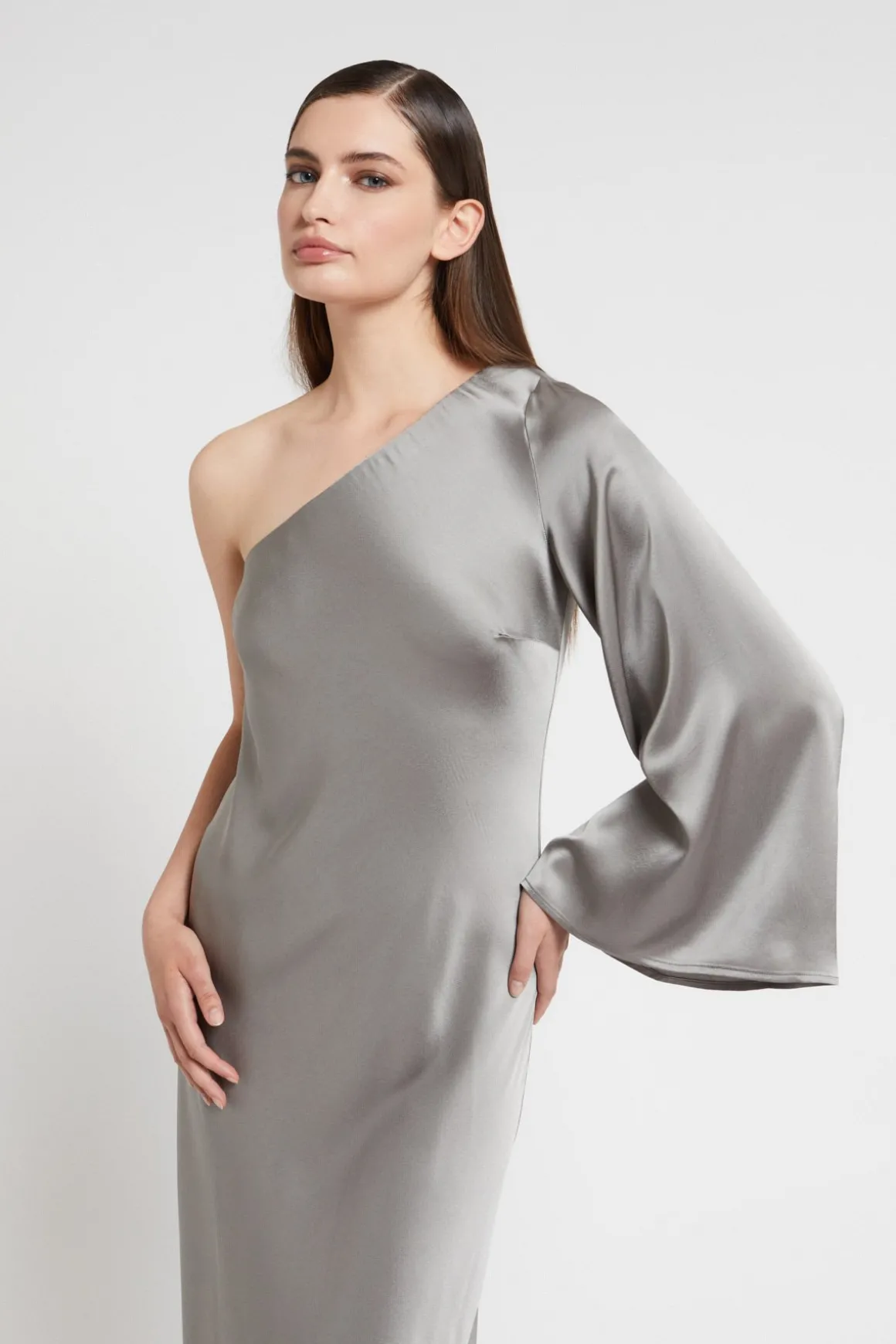 Robe longue en viscose avec épaules asymétriques