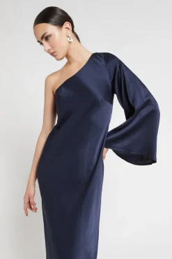 Robe longue en viscose avec épaules asymétriques