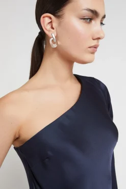 Robe longue en viscose avec épaules asymétriques