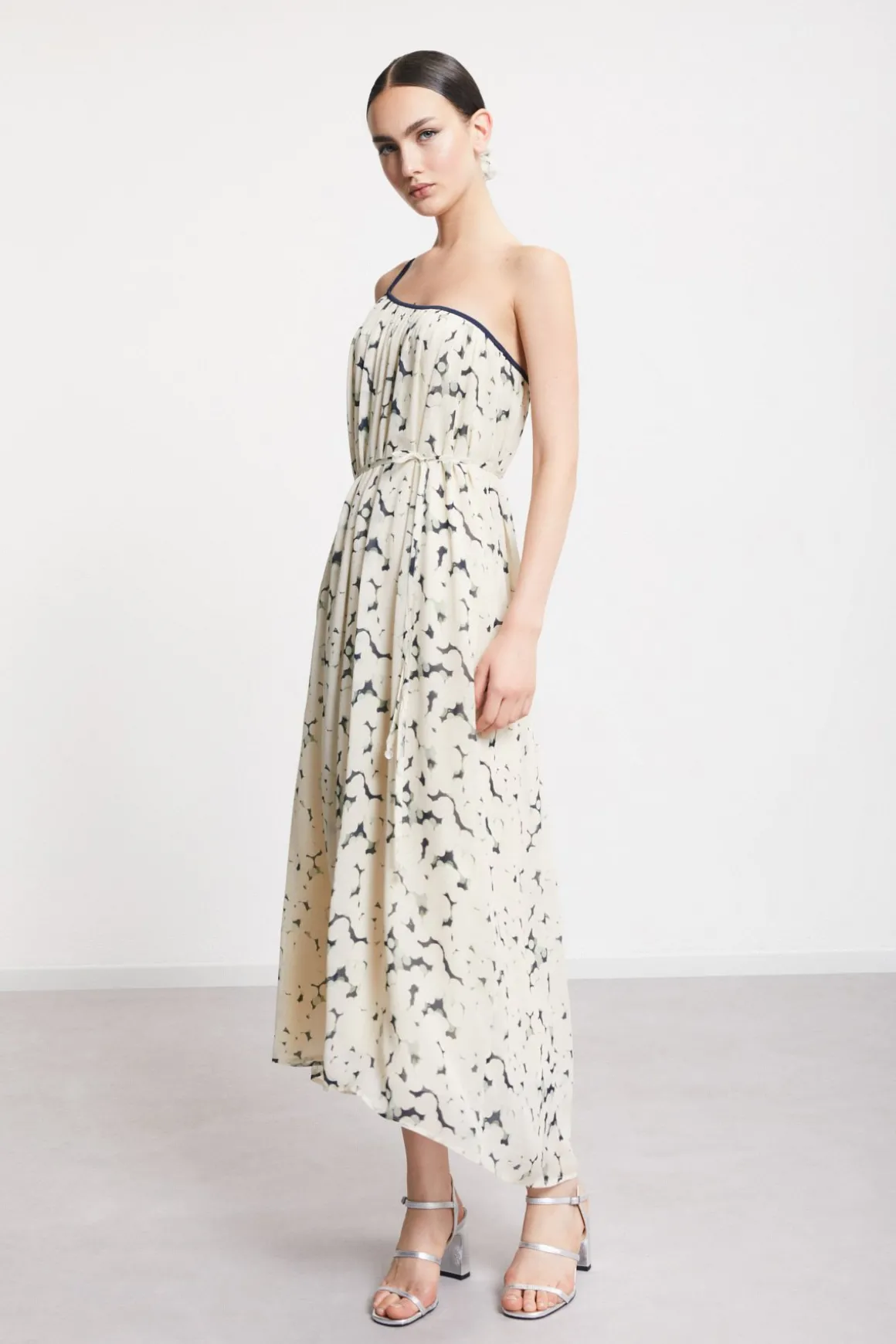 Robe longue épaules asymétriques en viscose