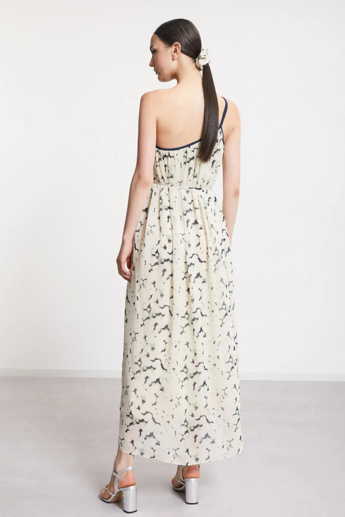 Robe longue épaules asymétriques en viscose