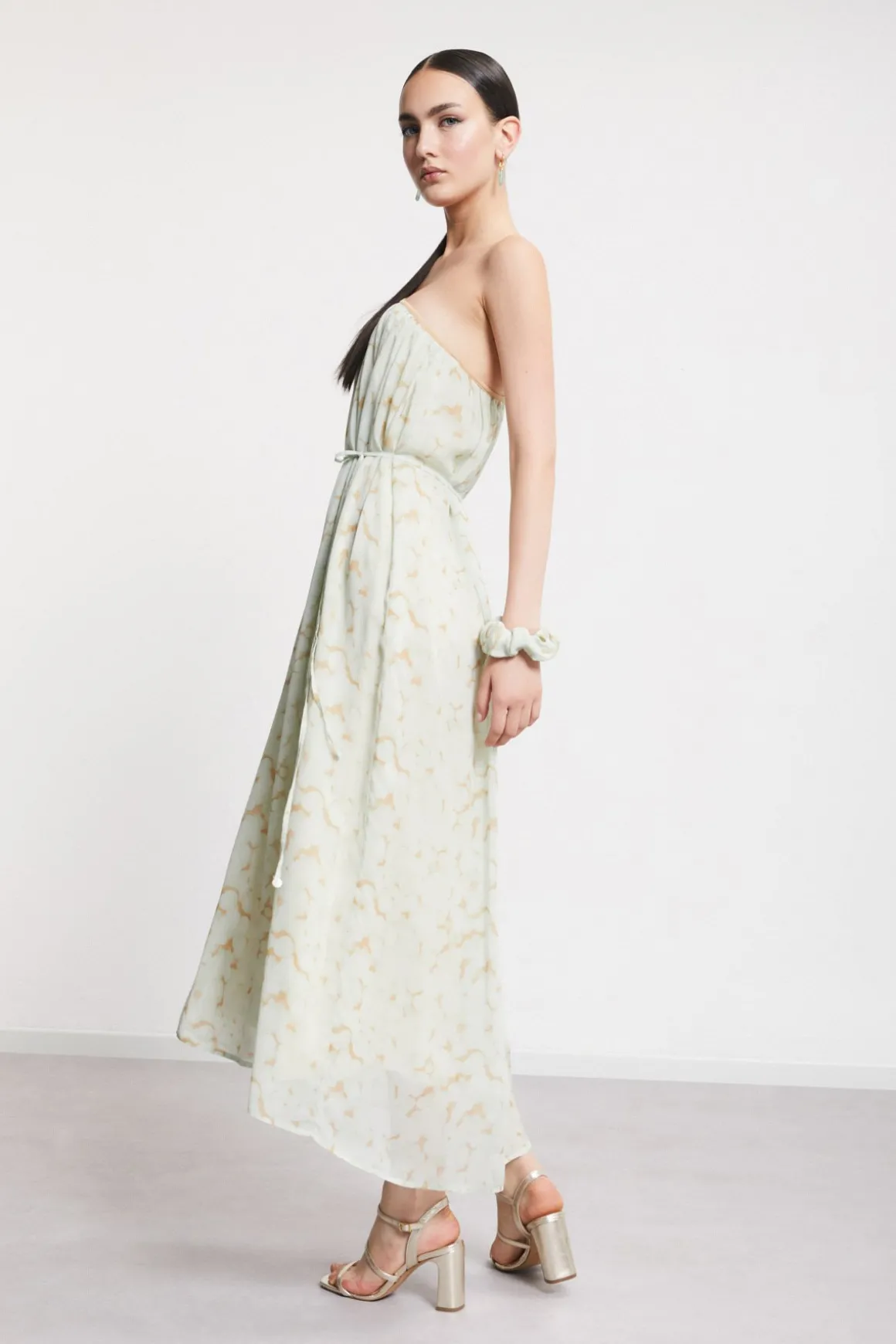 Robe longue épaules asymétriques en viscose