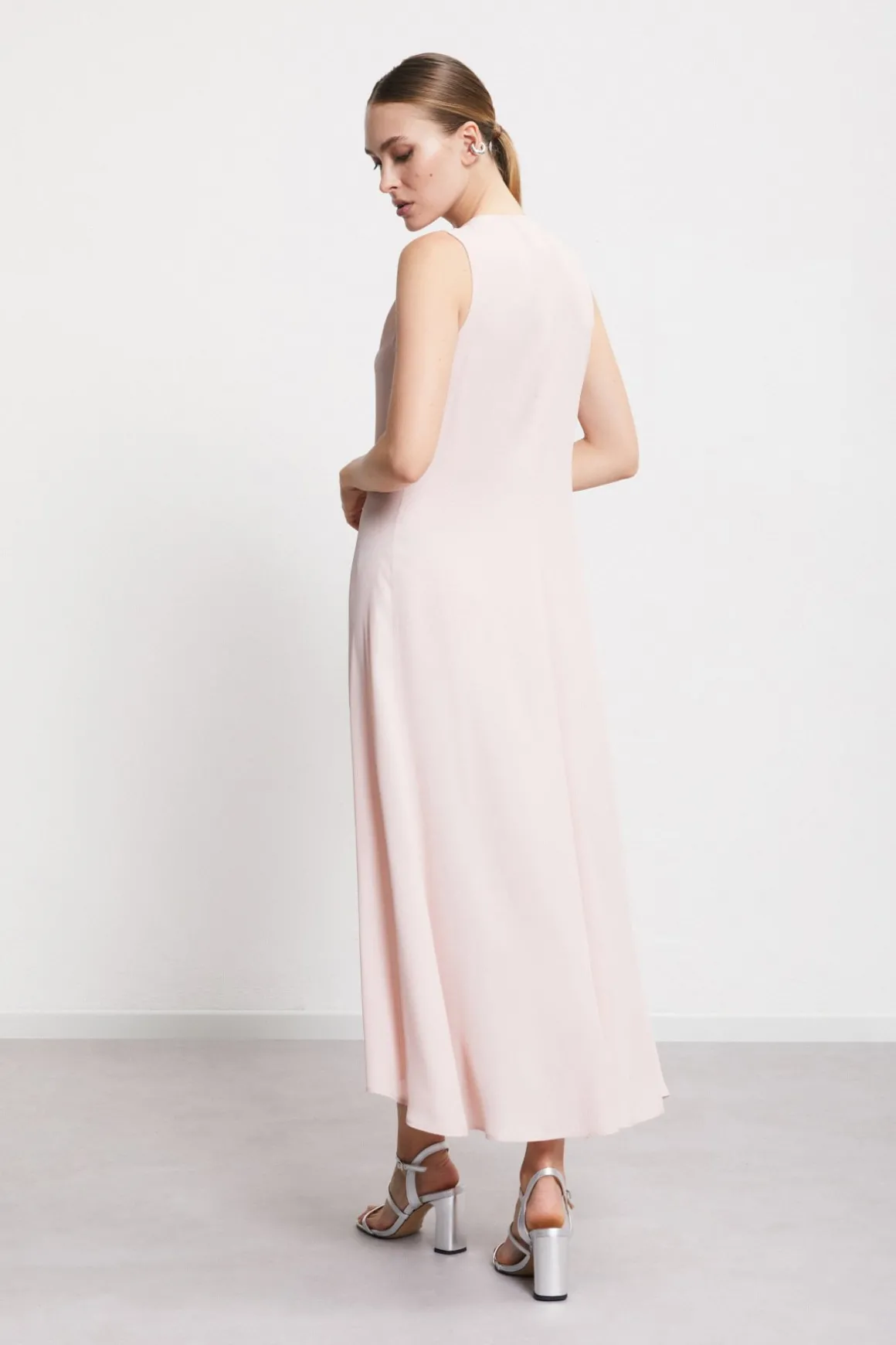 Robe midi avec encolure superposée