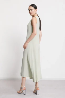 Robe midi avec encolure superposée