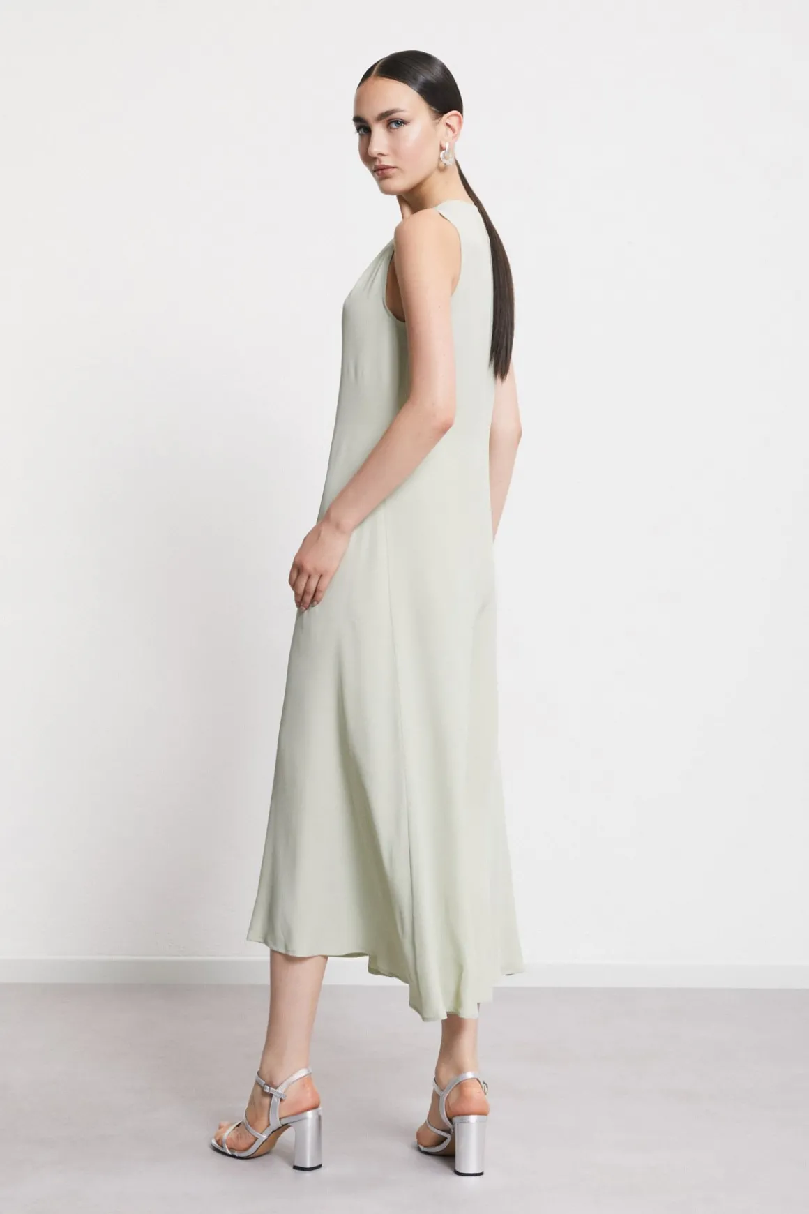 Robe midi avec encolure superposée