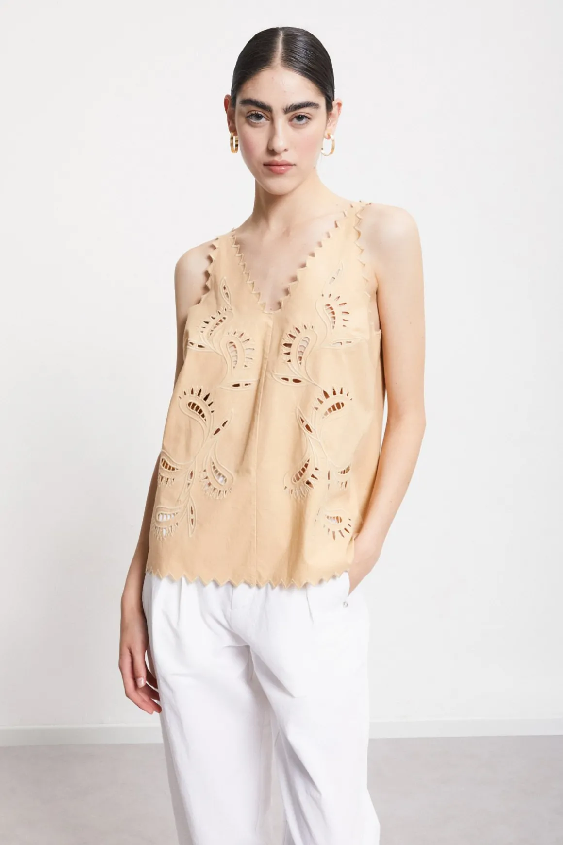 Top en coton avec broderie à oeillets