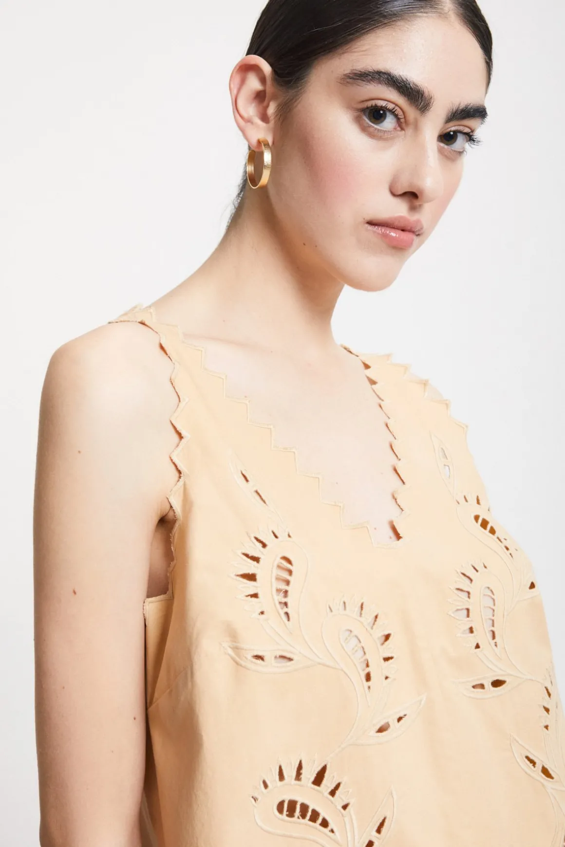 Top en coton avec broderie à oeillets